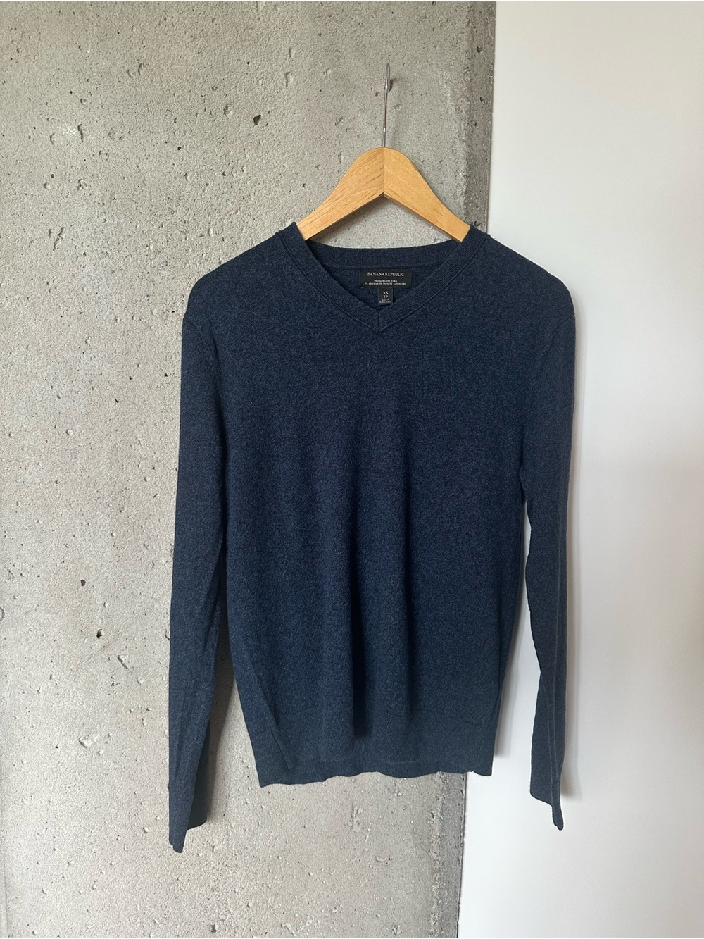 Banana Republic Factory Men's V-Neck Sweater in Dark Navy Heather XS